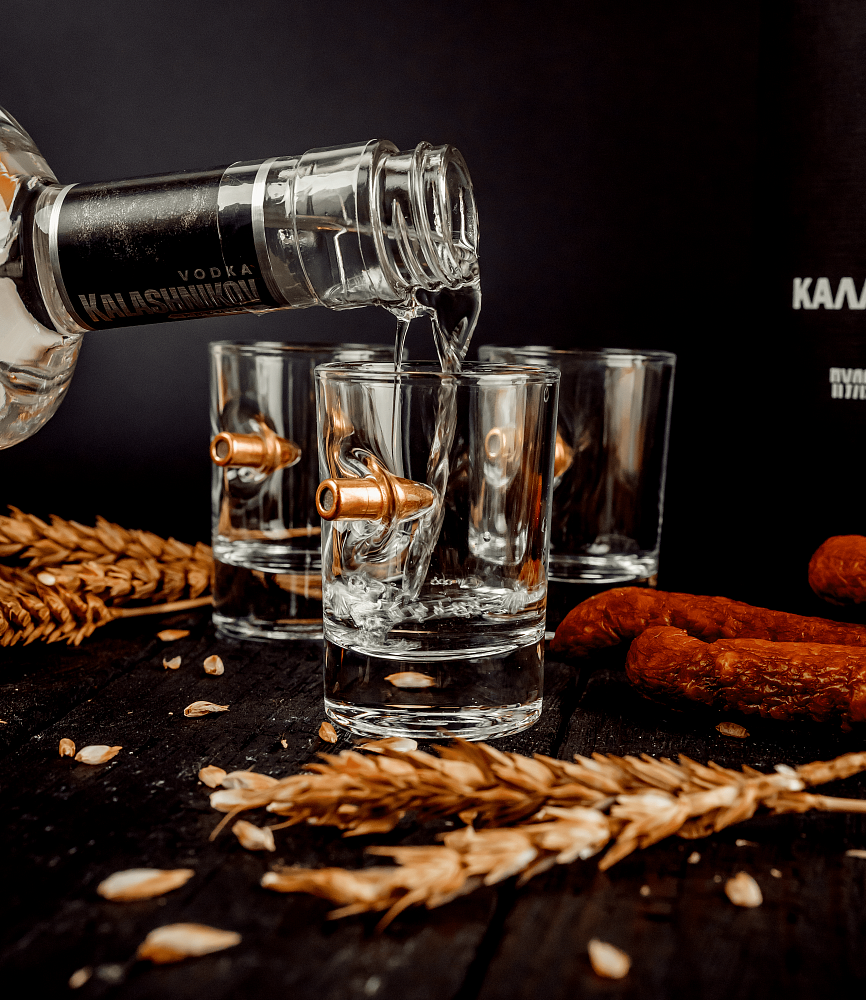 Стаканы и рюмки с пулей
